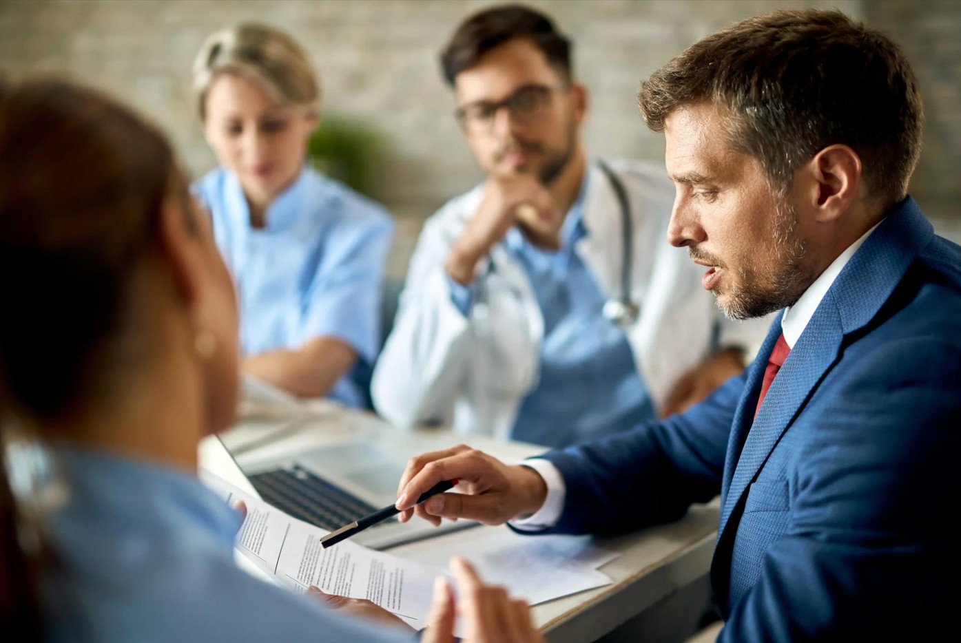 medical-team-meeting-paperwork